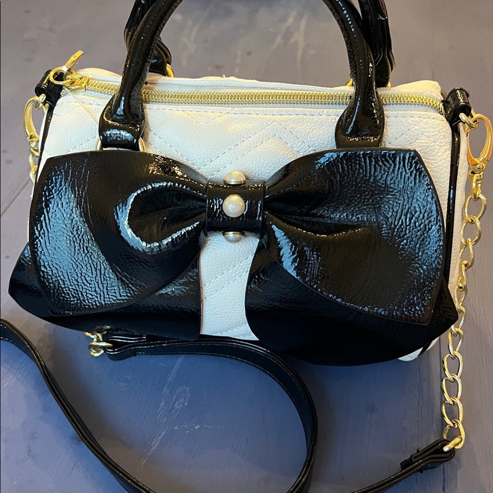 BETSEY JOHNSON Quilted Handbag Patent Leather Bow&  Pearls Satchel & Crossbody - Picture 2 of 12